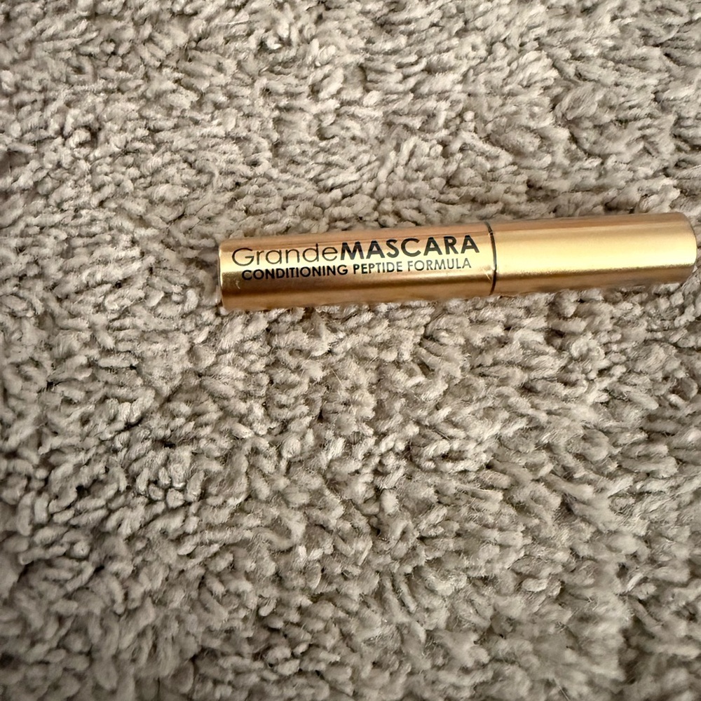 Grane Gold Mascara with Peptide Formula travel size